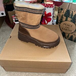UGG Women Mini Trailgrazers